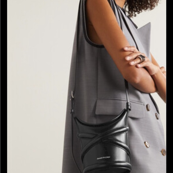 Alexander McQueen The Curve Bucket Bag in Black - Picture 10 of 11